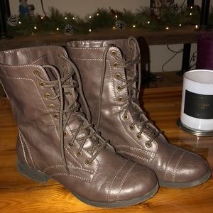 Women’s lace up boot. Size 8.